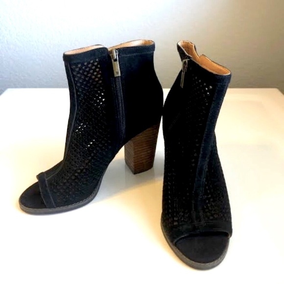 New LUCKY BRAND Lakmeh Peep Toe Ankle Booties Black Suede 4" Heel SZ 7 - Picture 4 of 8